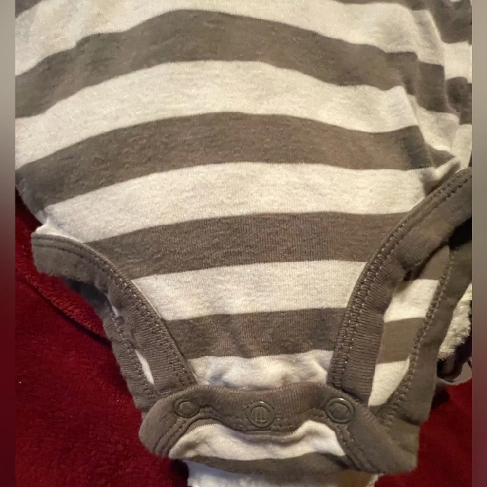 🦀 Carters 2 piece Set CUTE AS A BUTTON Crabby jogger Bottom and Onesie one Pc 9M